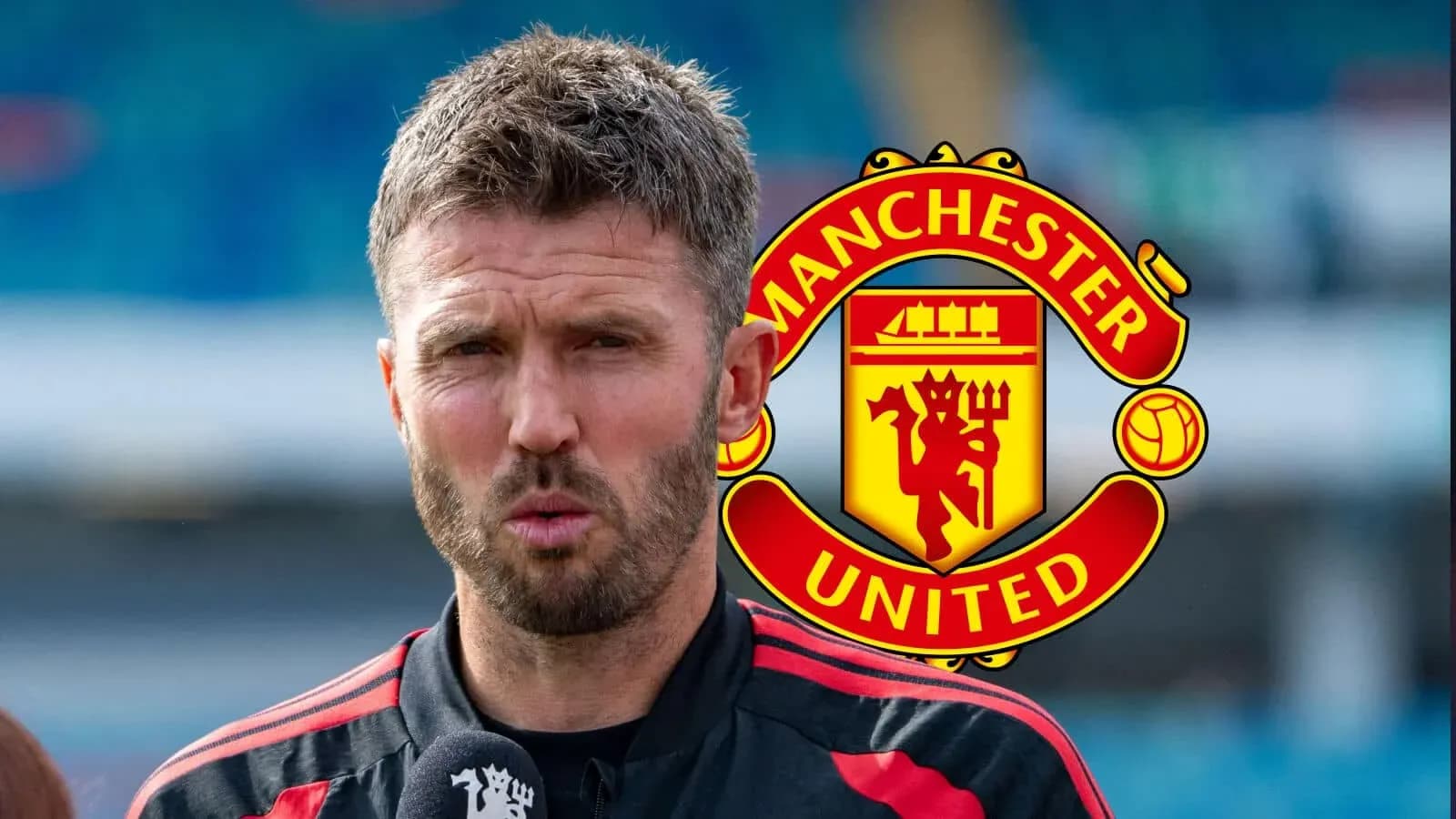 Тренер Manchester United дает интервью на стадионе Тренер Manchester United дает интервью на стадионе