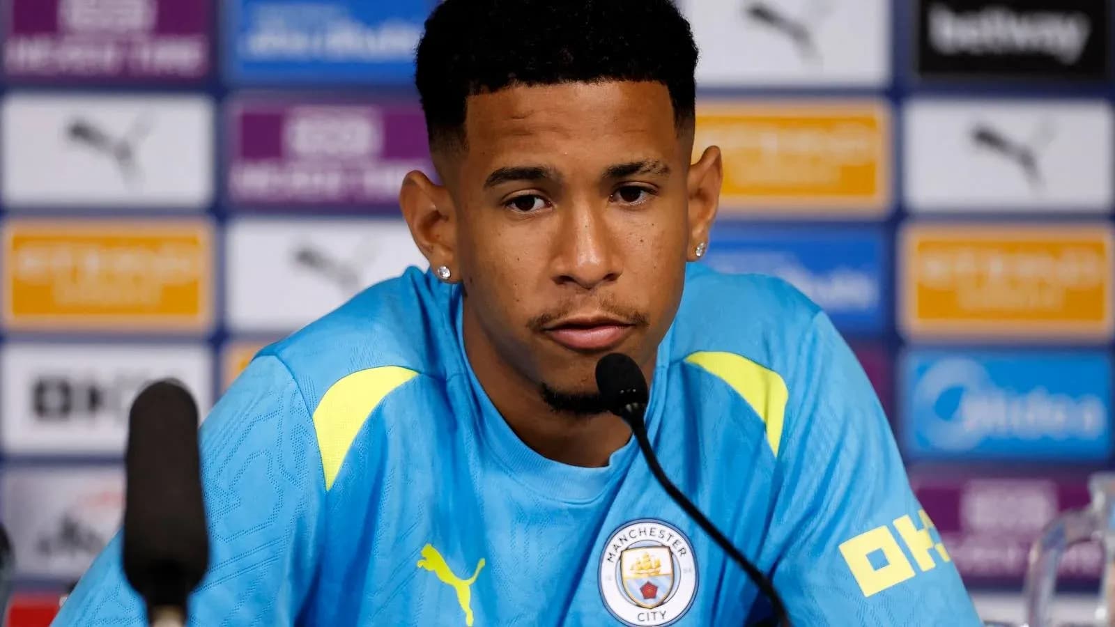 Игрок Manchester City на пресс-конференции Игрок Manchester City на пресс-конференции