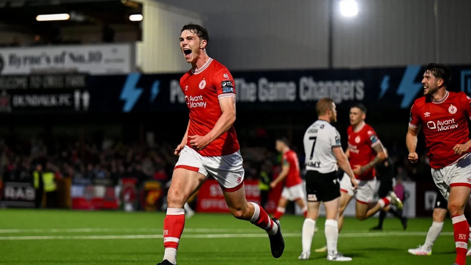 Игрок празднует гол в матче с Dundalk Игрок празднует гол в матче с Dundalk