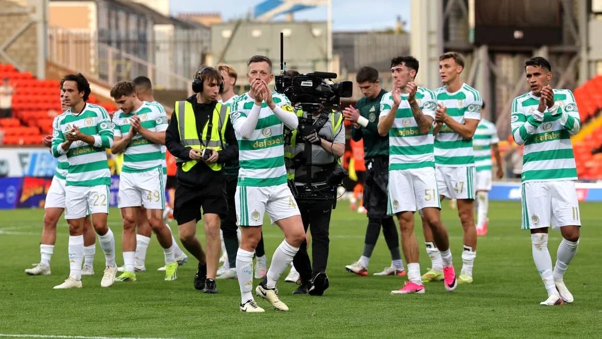 Игроки Celtic аплодируют после матча на стадионе Игроки Celtic аплодируют после матча на стадионе