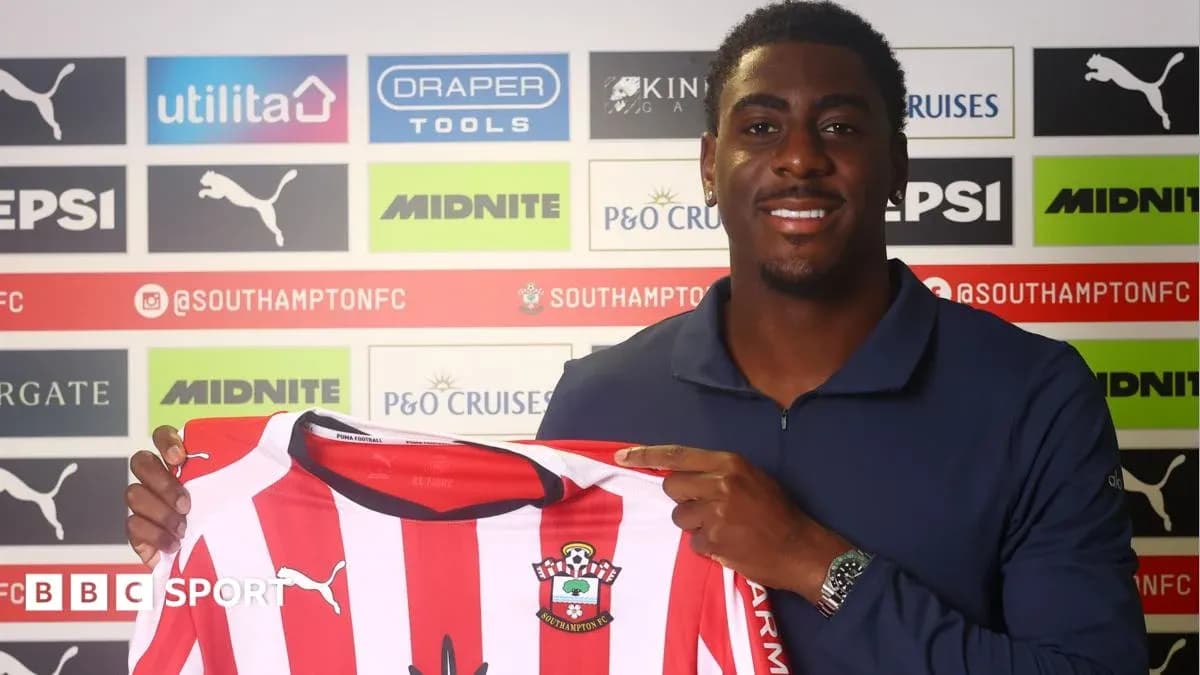 Игрок с футболкой Southampton FC на пресс-конференции Игрок с футболкой Southampton FC на пресс-конференции