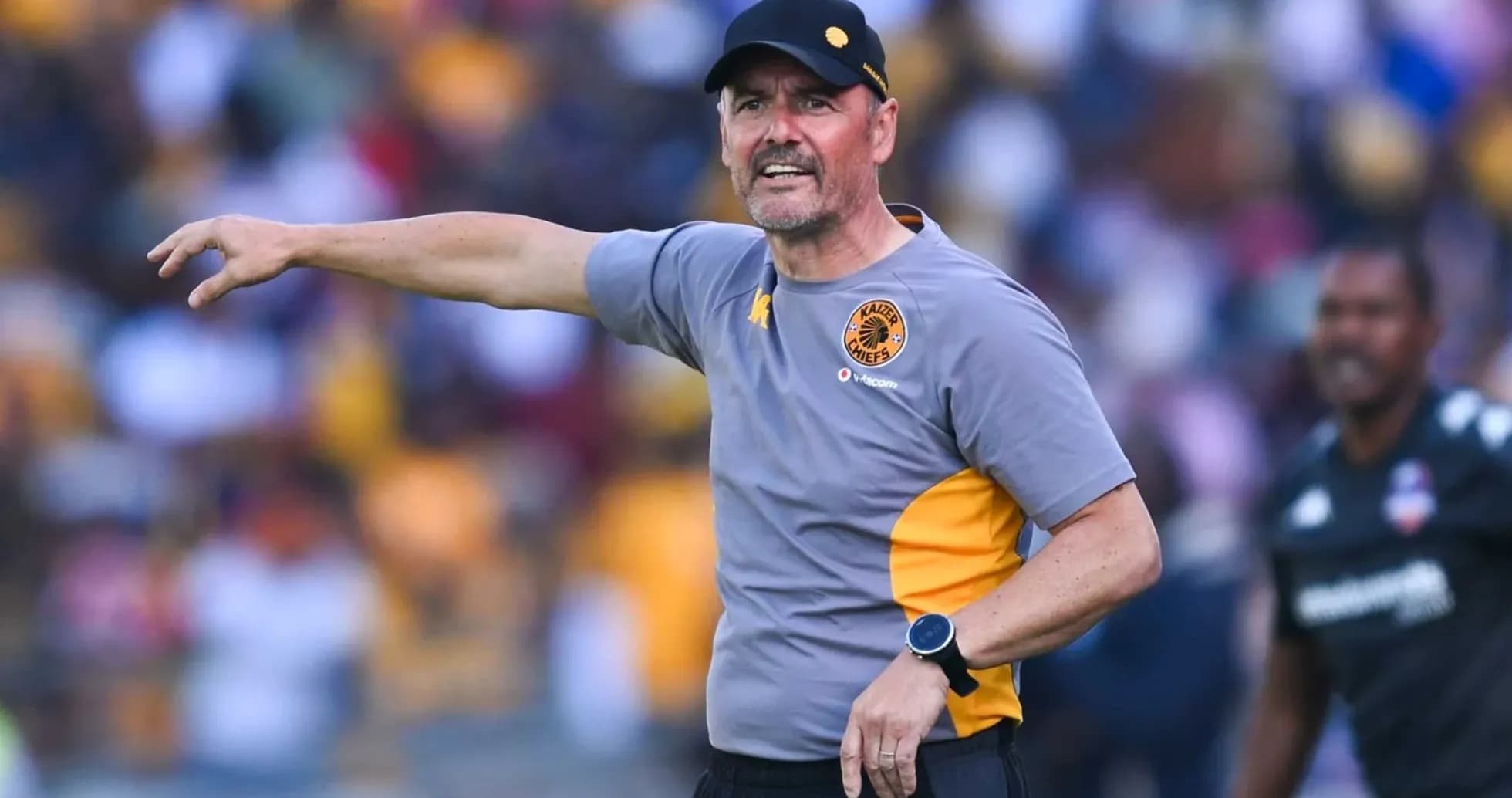 Тренер команды Kaizer Chiefs указывает игрокам на поле Тренер команды Kaizer Chiefs указывает игрокам на поле