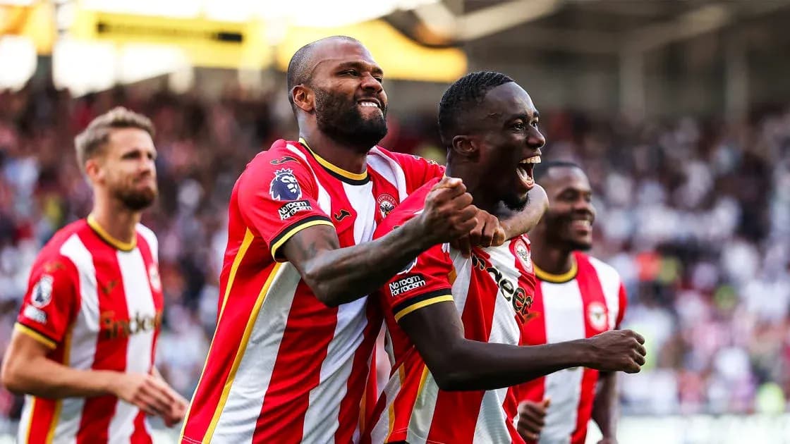 Игроки Brentford празднуют забитый гол на стадионе Игроки Brentford празднуют забитый гол на стадионе