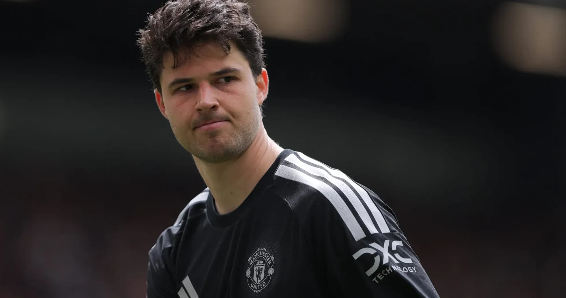 Вратарь Manchester United на поле перед матчем Вратарь Manchester United на поле перед матчем