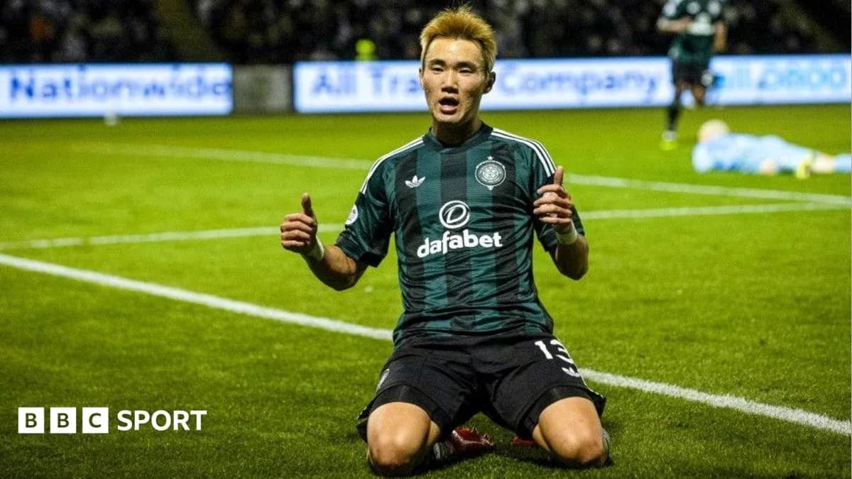 Игрок Celtic празднует гол на поле Игрок Celtic празднует гол на поле
