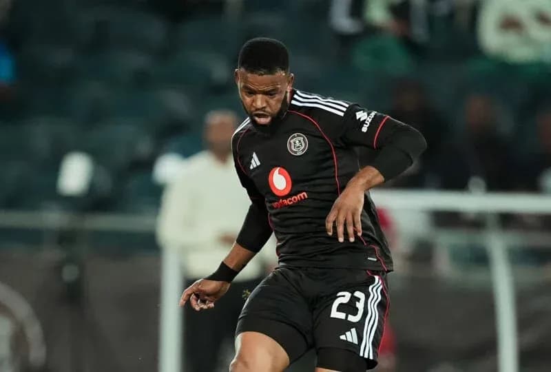 Игрок команды Orlando Pirates в черной форме на поле Игрок команды Orlando Pirates в черной форме на поле