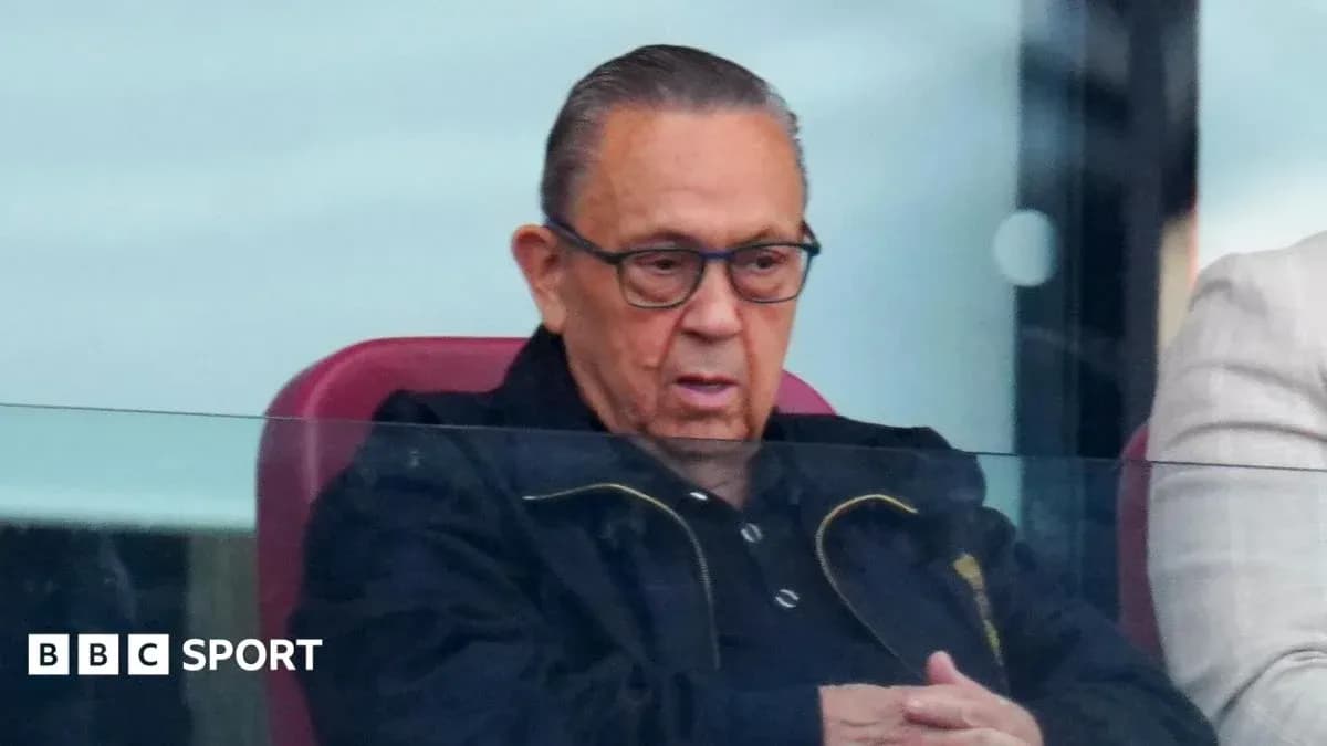 Человек в очках наблюдает за матчем из ложи Человек в очках наблюдает за матчем из ложи