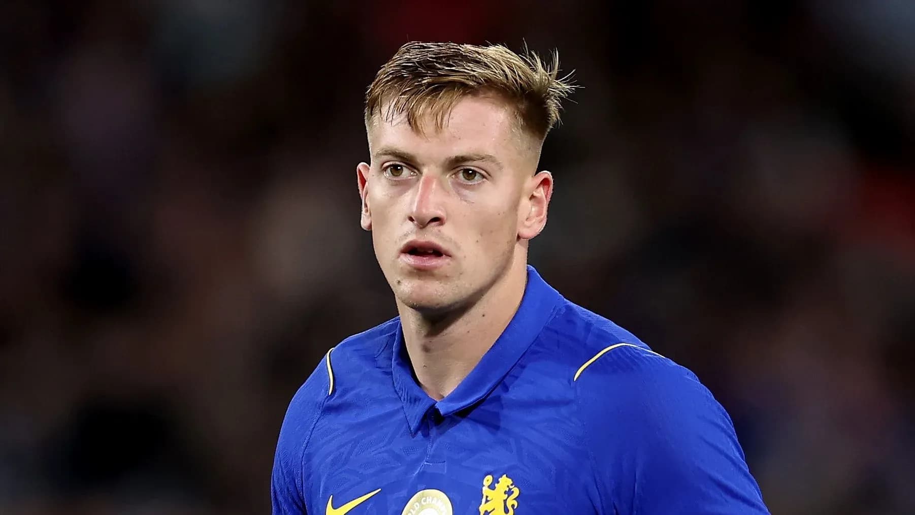 Игрок в синей футболке команды Chelsea на поле Игрок в синей футболке команды Chelsea на поле