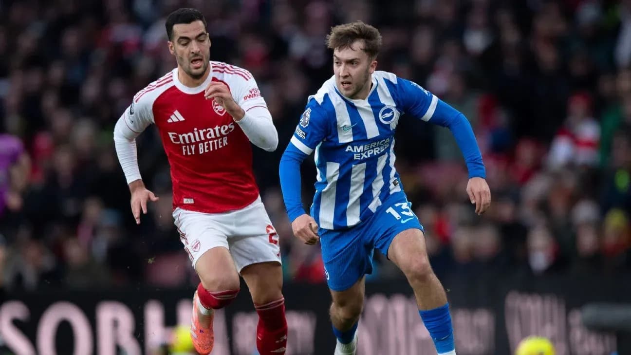 Игроки Arsenal и Brighton борются за мяч Игроки Arsenal и Brighton борются за мяч