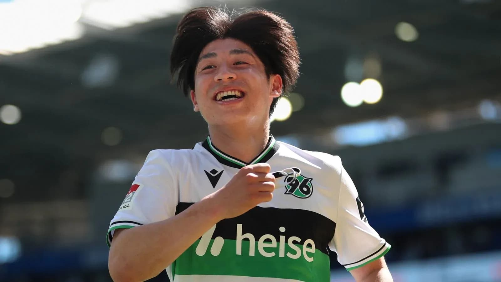 Игрок Hannover 96 празднует гол на поле Игрок Hannover 96 празднует гол на поле