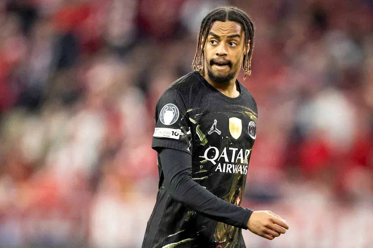 Игрок в черной форме PSG на поле Игрок в черной форме PSG на поле