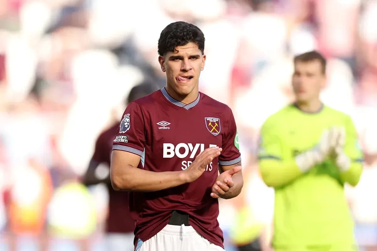 Игрок West Ham аплодирует после матча Игрок West Ham аплодирует после матча