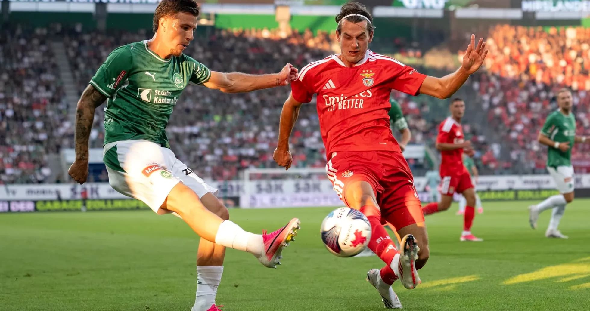 Игроки Benfica и FC St. Gallen на поле Игроки Benfica и FC St. Gallen на поле