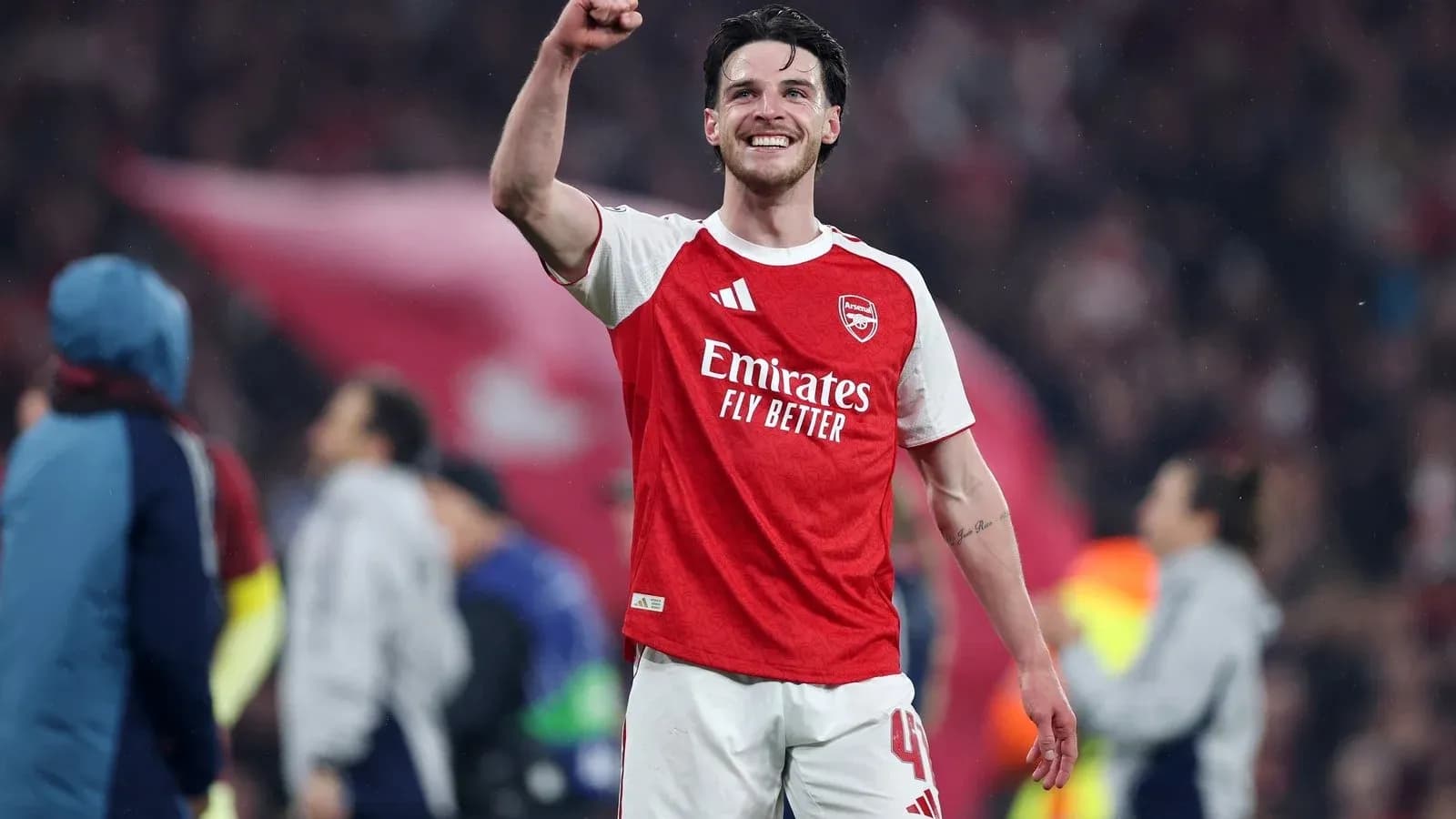 Игрок Arsenal радуется после матча на стадионе Игрок Arsenal радуется после матча на стадионе