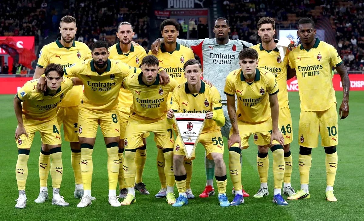 Команда AC Milan на поле перед матчем Команда AC Milan на поле перед матчем