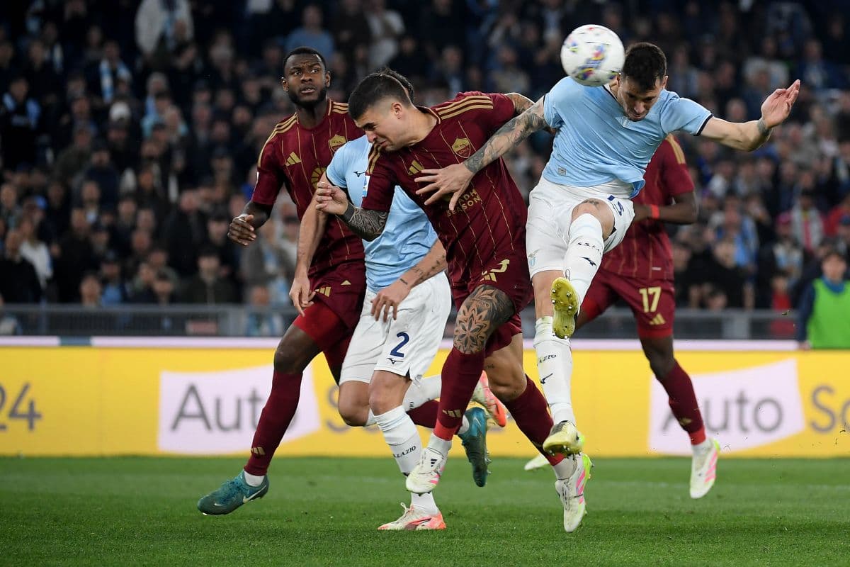 Игроки AS Roma и Lazio борются за мяч Игроки AS Roma и Lazio борются за мяч