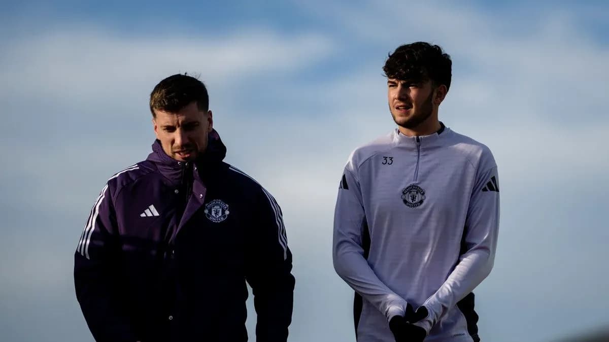Игроки Manchester United на тренировочном поле Игроки Manchester United на тренировочном поле