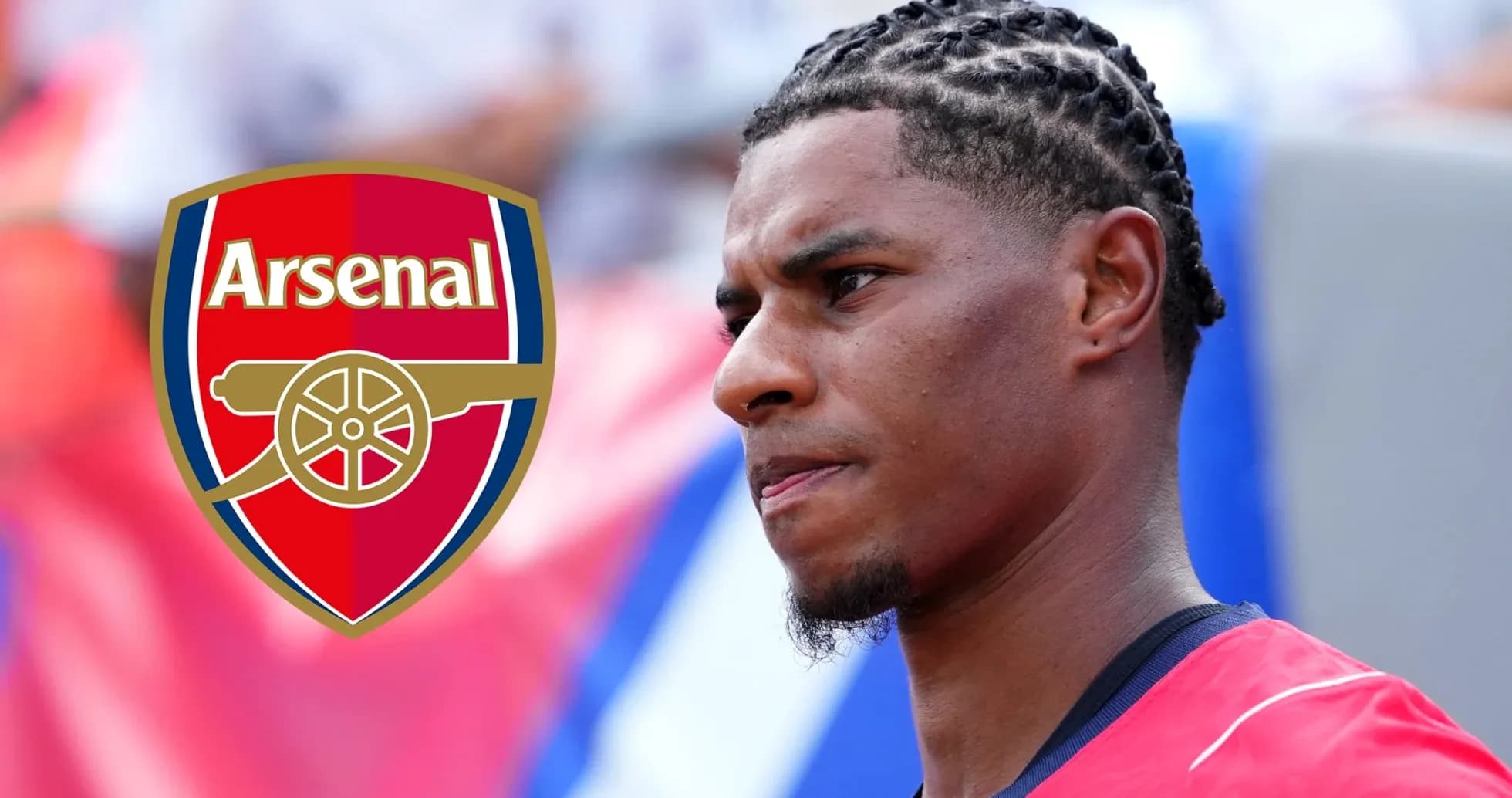 Игрок Arsenal на фоне клубного логотипа Игрок Arsenal на фоне клубного логотипа