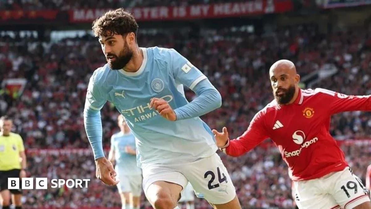 Игроки Manchester City и Manchester United в борьбе за мяч Игроки Manchester City и Manchester United в борьбе за мяч