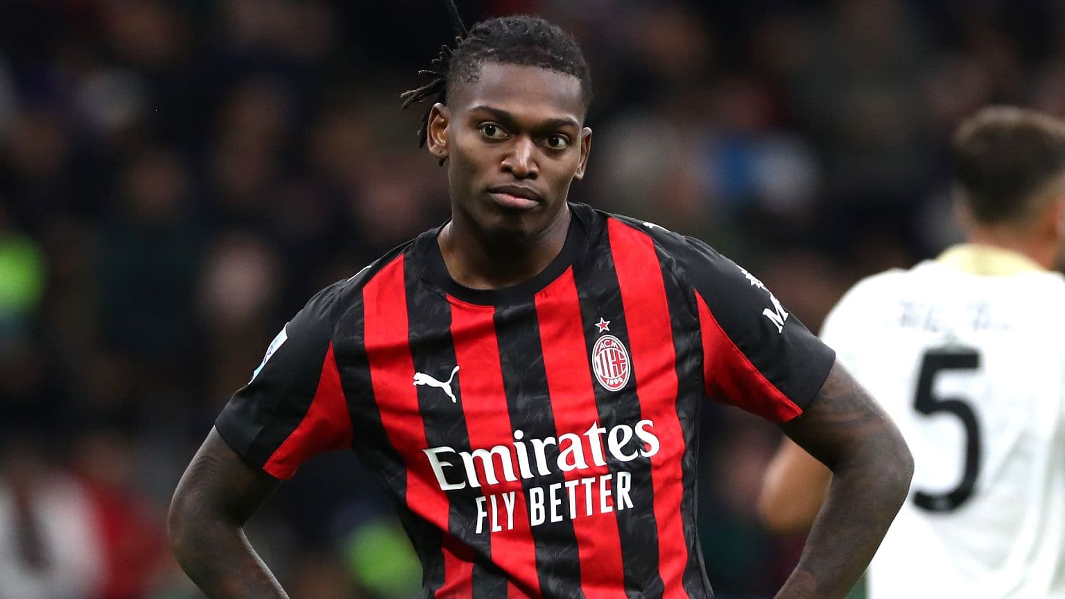 Игрок в красно-черной форме AC Milan на поле Игрок в красно-черной форме AC Milan на поле