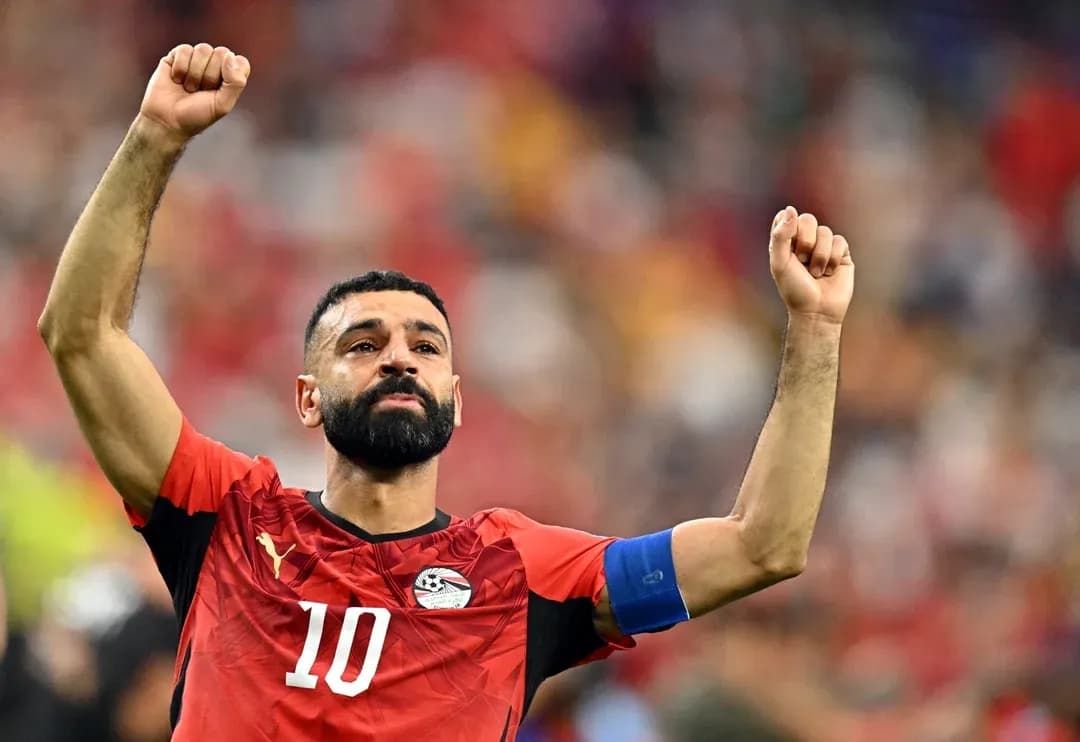 Игрок Египта поднимает руки после матча Игрок Египта поднимает руки после матча