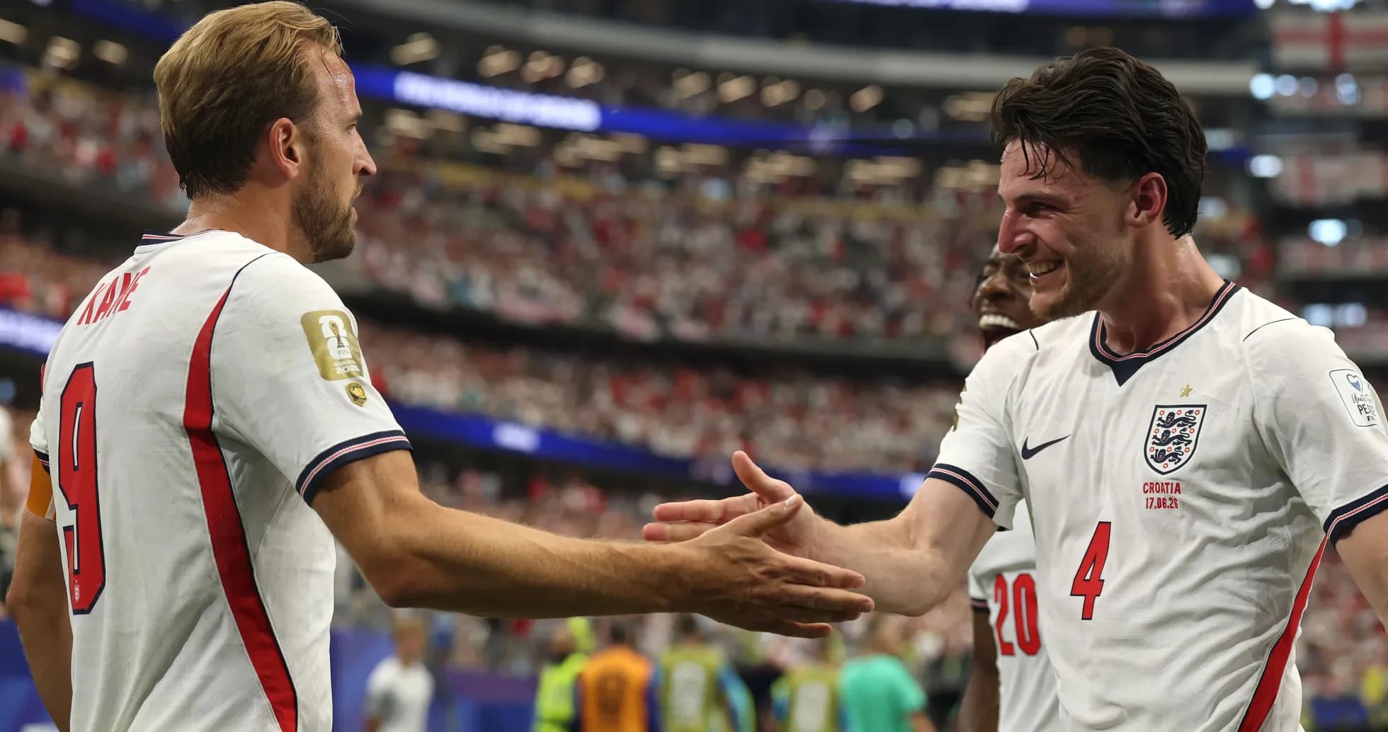Игроки Англии празднуют после гола в матче Игроки Англии празднуют после гола в матче