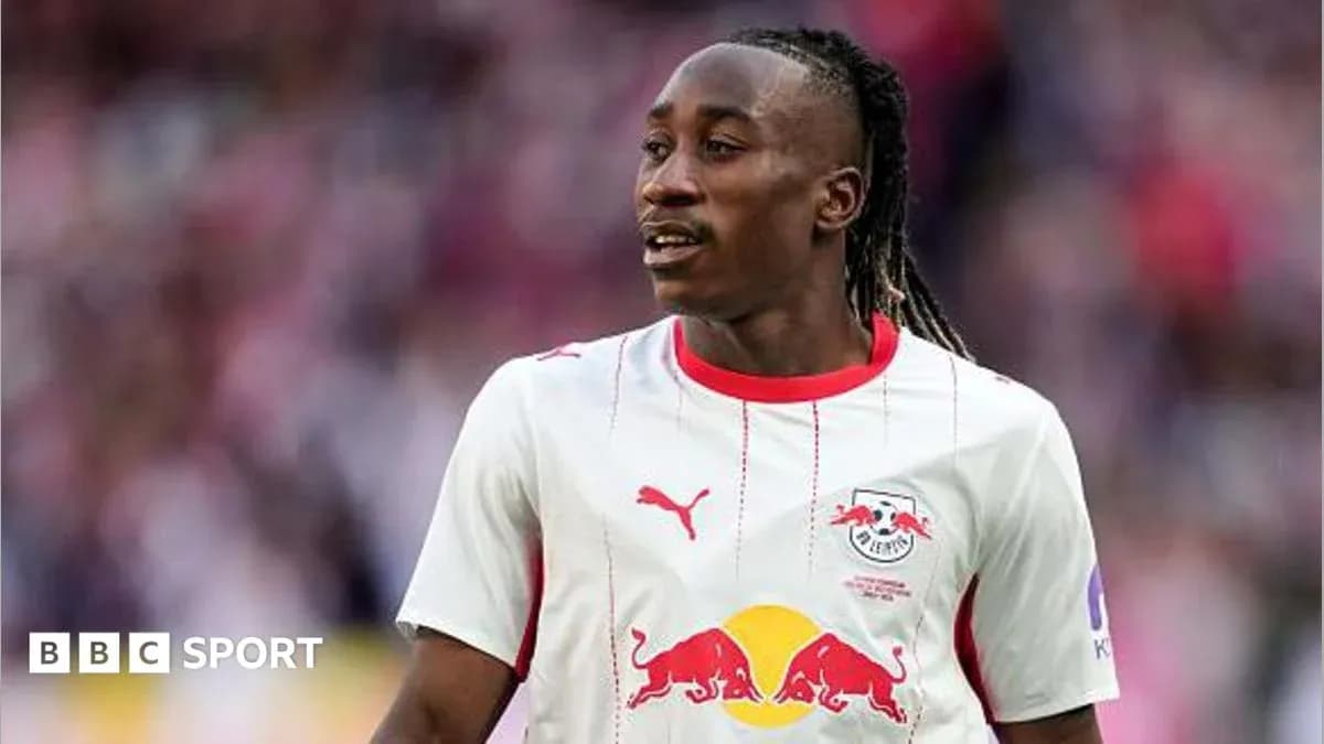 Игрок RB Leipzig на поле во время матча Игрок RB Leipzig на поле во время матча