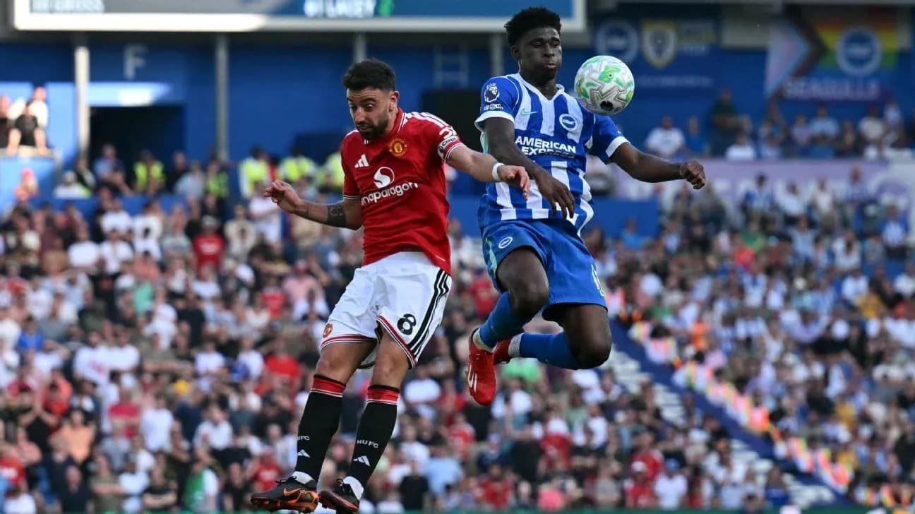 Игроки Manchester United и Brighton в борьбе за мяч Игроки Manchester United и Brighton в борьбе за мяч