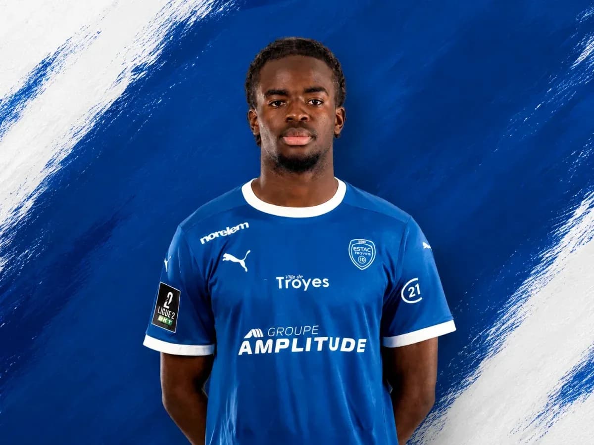 Игрок в синей форме ESTAC Troyes на фоне Игрок в синей форме ESTAC Troyes на фоне