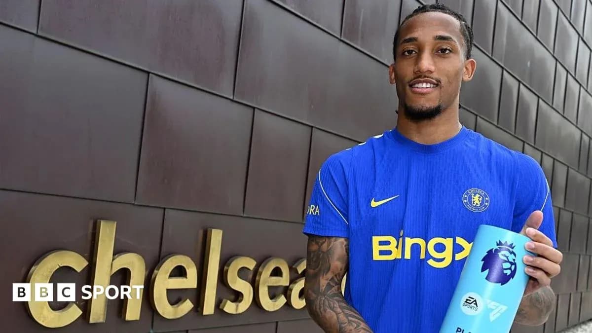 Игрок в синей форме Chelsea с наградой Premier League Игрок в синей форме Chelsea с наградой Premier League