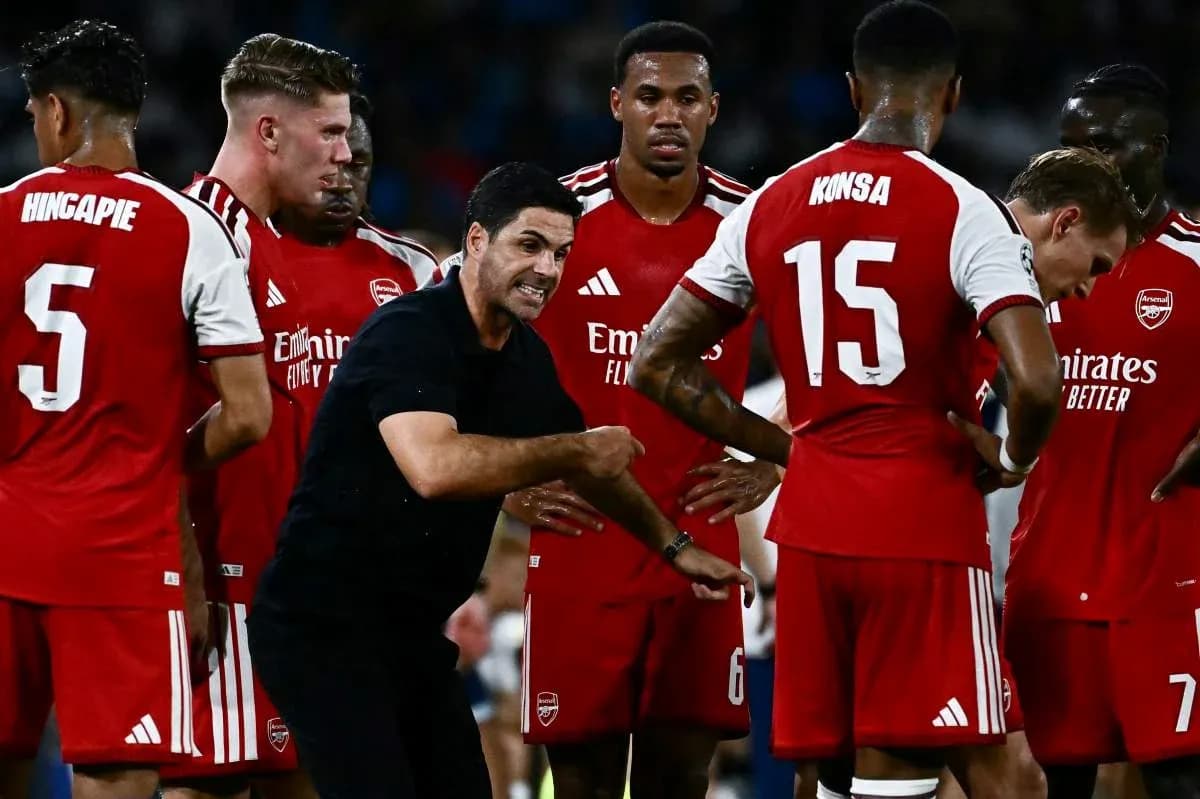 Тренер объясняет тактику команде Arsenal во время перерыва Тренер объясняет тактику команде Arsenal во время перерыва