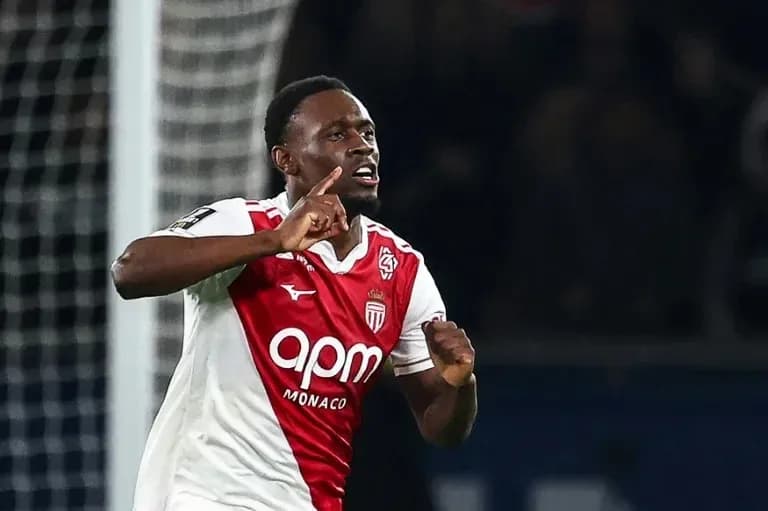 Игрок AS Monaco празднует гол на поле Игрок AS Monaco празднует гол на поле