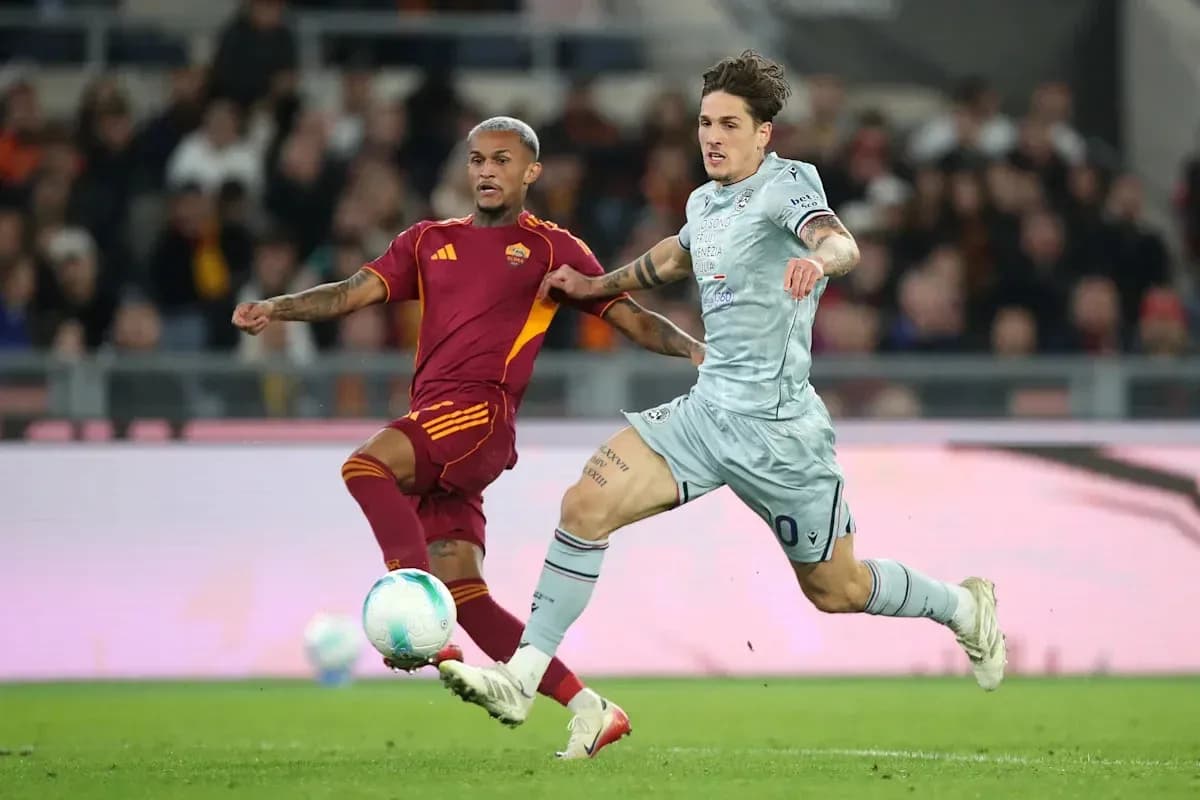 Игроки AS Roma и Lazio борются за мяч Игроки AS Roma и Lazio борются за мяч