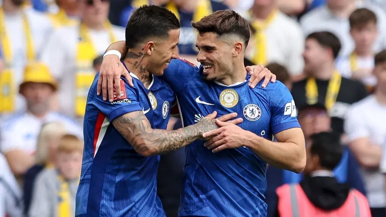 Два игрока Chelsea празднуют гол на стадионе Два игрока Chelsea празднуют гол на стадионе