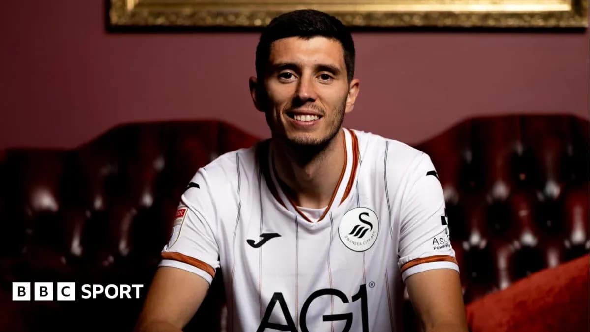 Игрок в форме Swansea City сидит на диване Игрок в форме Swansea City сидит на диване