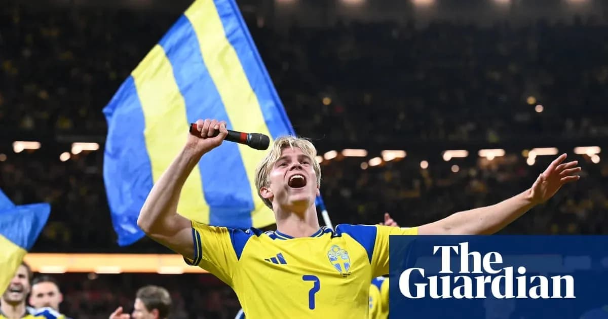Игрок Швеции с флагом на стадионе Игрок Швеции с флагом на стадионе