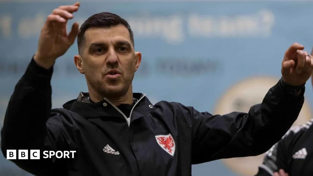 Тренер объясняет тактику на тренировке Тренер объясняет тактику на тренировке