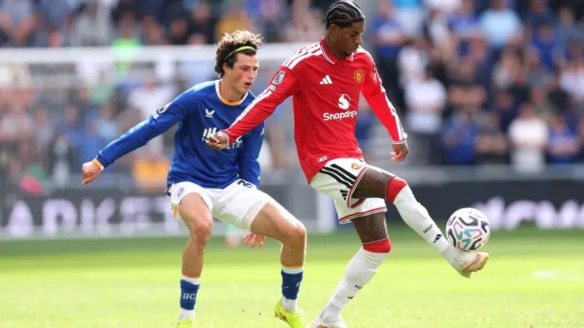 Игрок Manchester United контролирует мяч во время матча Игрок Manchester United контролирует мяч во время матча
