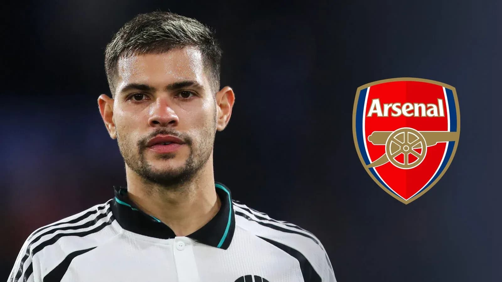 Игрок Arsenal на фоне логотипа клуба Игрок Arsenal на фоне логотипа клуба