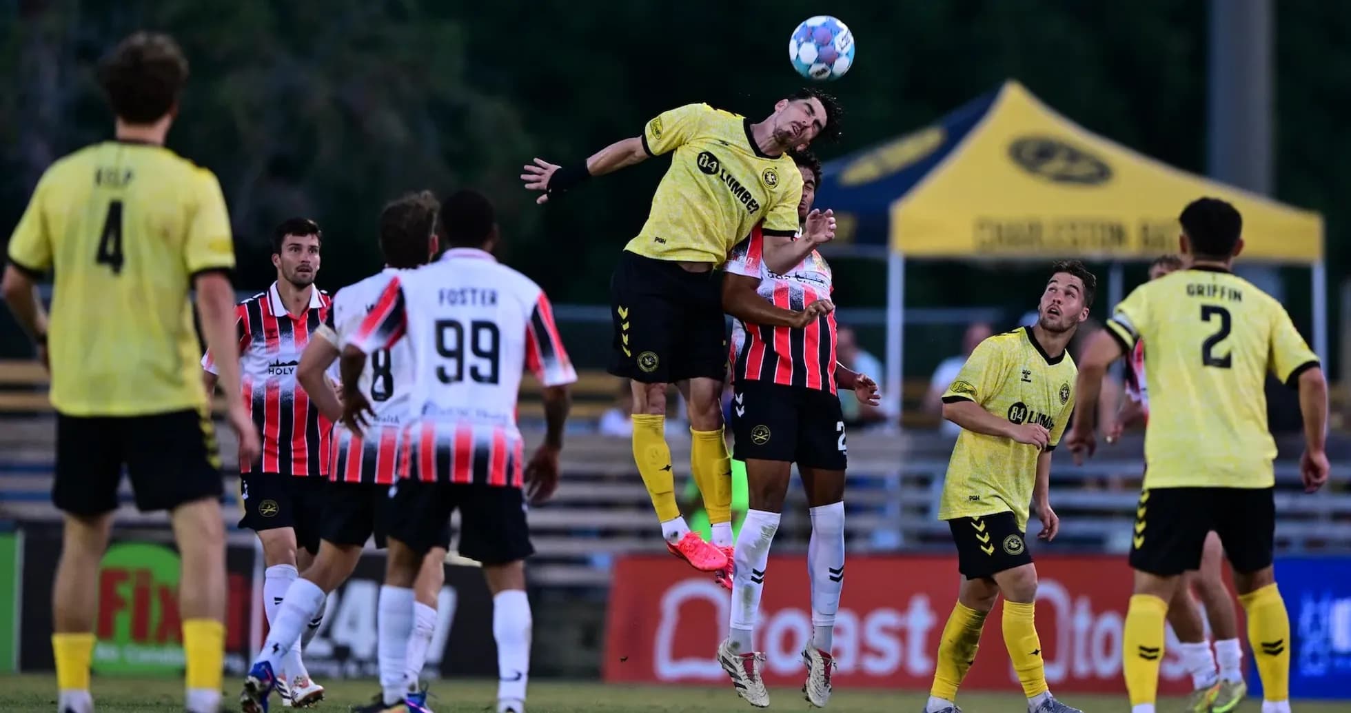 Игроки Charleston Battery и Pittsburgh Riverhounds в действии Игроки Charleston Battery и Pittsburgh Riverhounds в действии