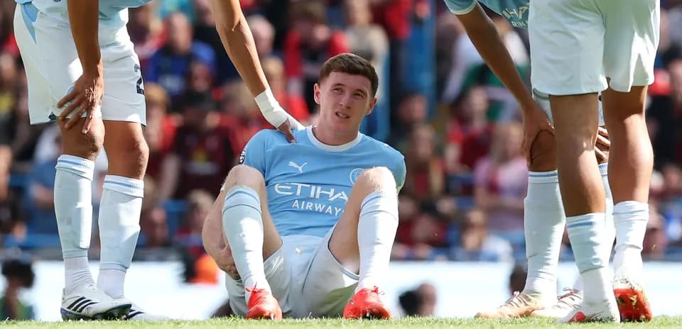Игрок Manchester City сидит на поле с травмой Игрок Manchester City сидит на поле с травмой