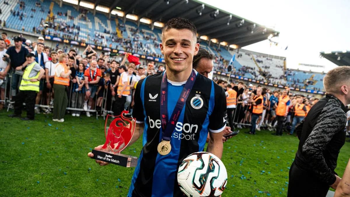 Игрок с наградой Man of the Match на поле Игрок с наградой Man of the Match на поле