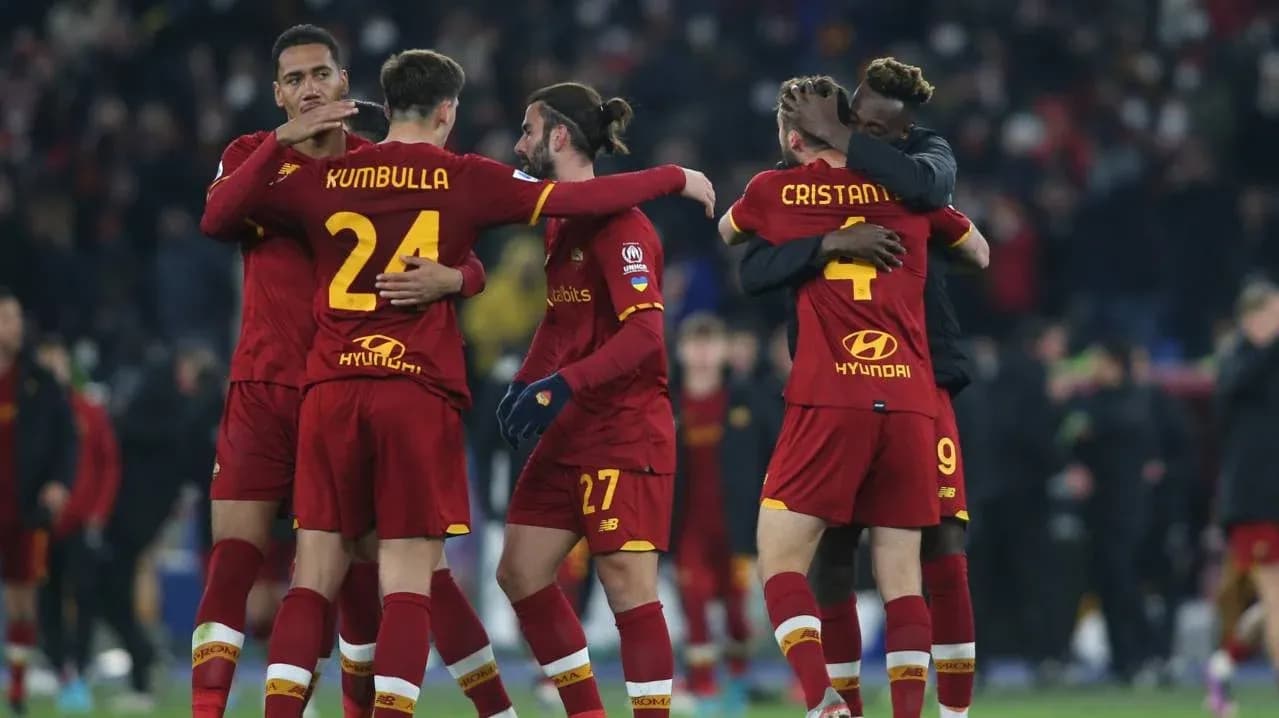 Игроки AS Roma празднуют после матча Игроки AS Roma празднуют после матча