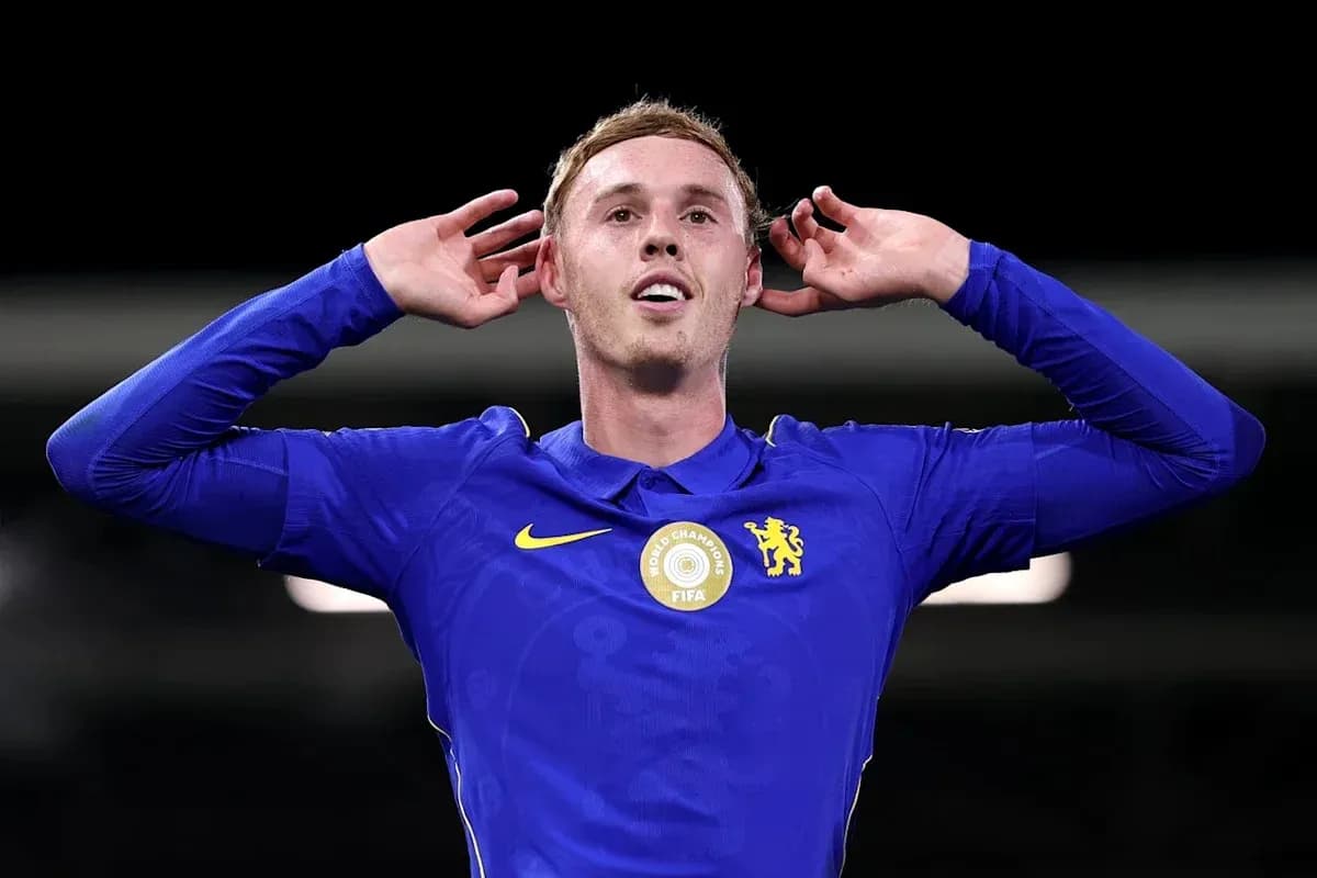 Игрок в синей форме Chelsea после забитого гола Игрок в синей форме Chelsea после забитого гола