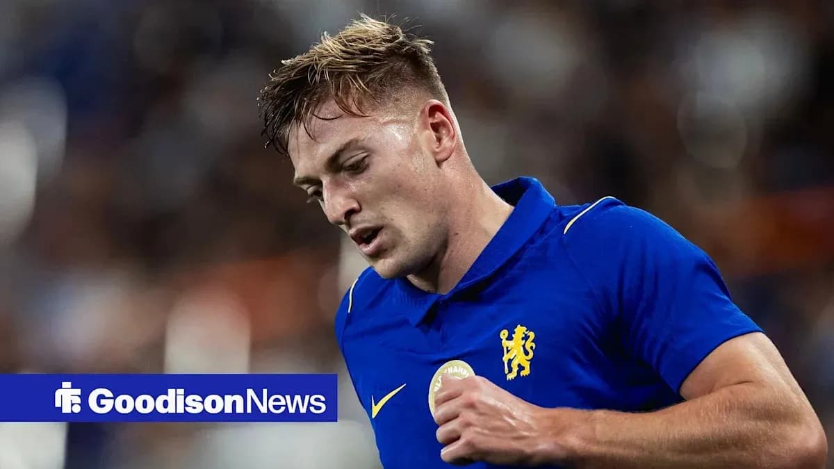 Игрок в синей форме Chelsea во время матча Игрок в синей форме Chelsea во время матча
