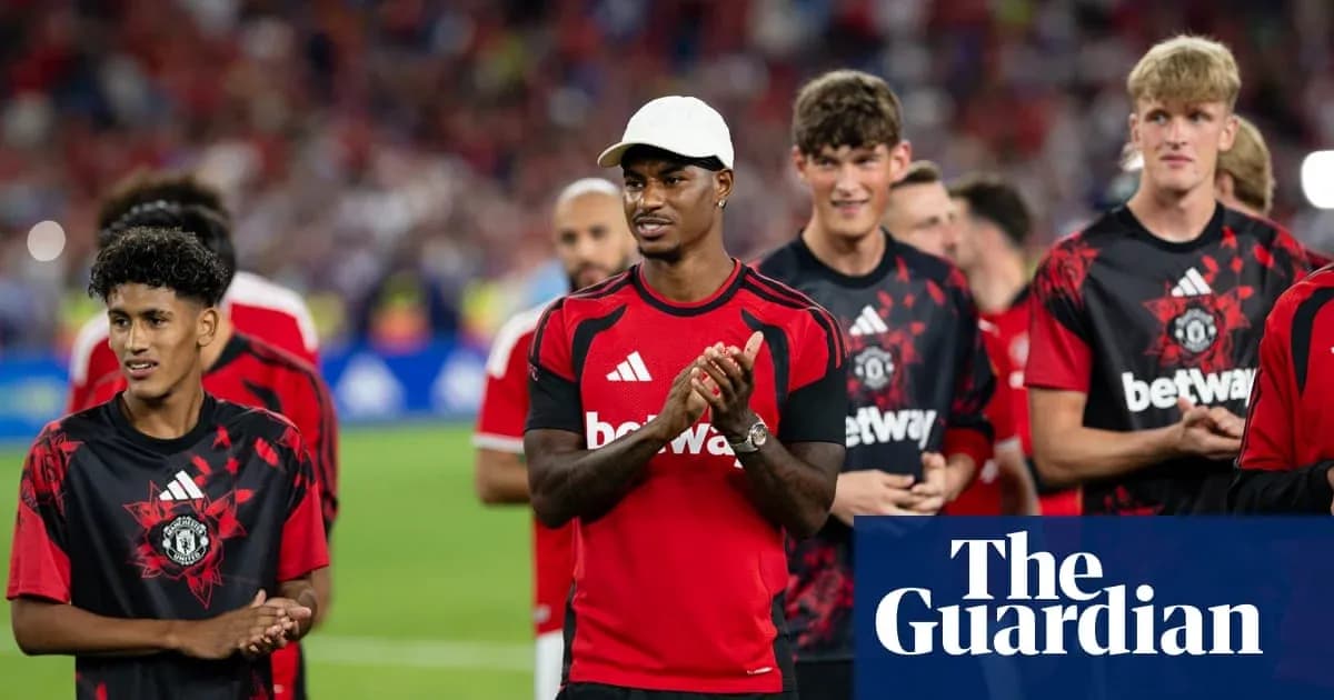 Игроки Manchester United на поле после матча Игроки Manchester United на поле после матча