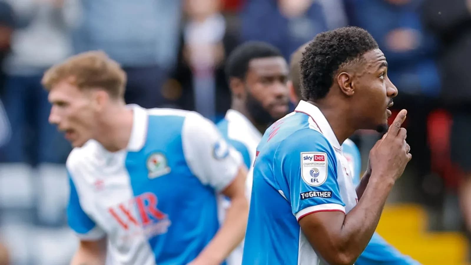 Игроки Blackburn Rovers празднуют гол на стадионе Игроки Blackburn Rovers празднуют гол на стадионе