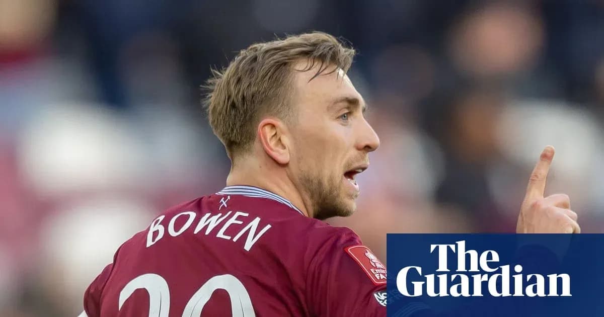 Игрок с номером 20 указывает на поле Игрок с номером 20 указывает на поле