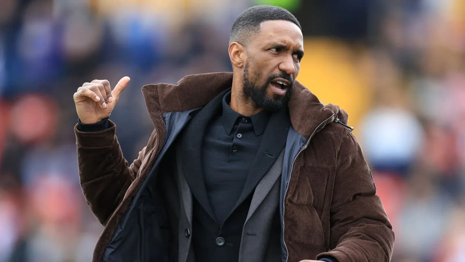 Тренер указывает игрокам во время матча Тренер указывает игрокам во время матча