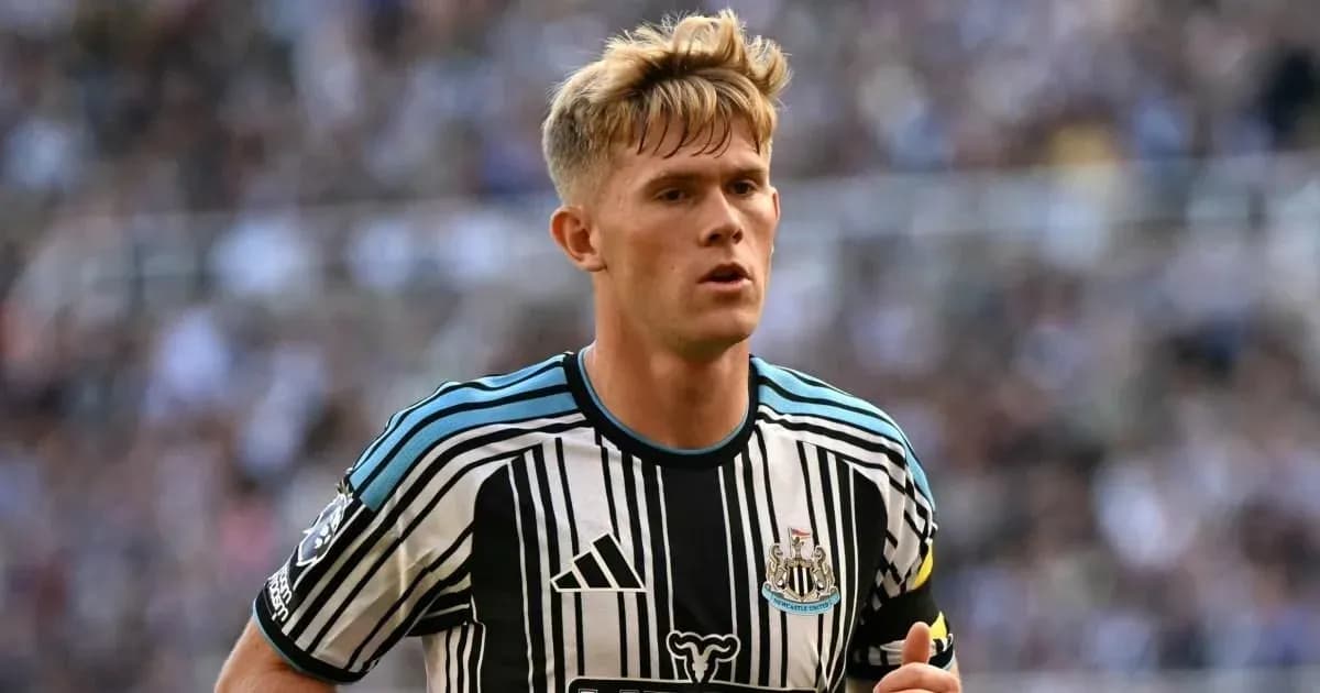 Игрок Newcastle United в черно-белой форме на поле Игрок Newcastle United в черно-белой форме на поле